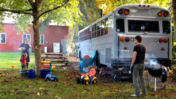 بالفيديو: عائلة تنتقل للسكن في حافلة مدرسية لغلاء الإيجارات