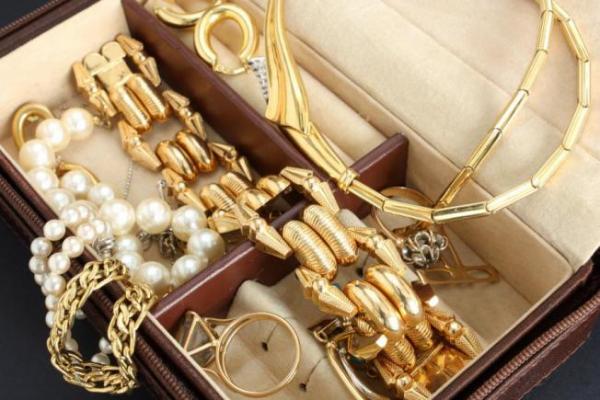 تفكيك شبكات مختصة في بيع مجوهرات من الذهب المزيف بأختام جمركية