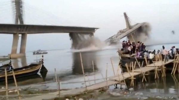 لحظة انهيار جسر عملاق قيد الإنشاء في الهند وغرقه في المياه(فيديو)