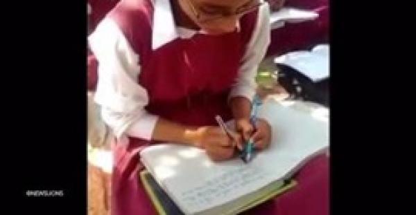 بالفيديو.. مهارة غريبة لتلاميذ هنود يكتبون بكلتا اليدين في نفس الوقت