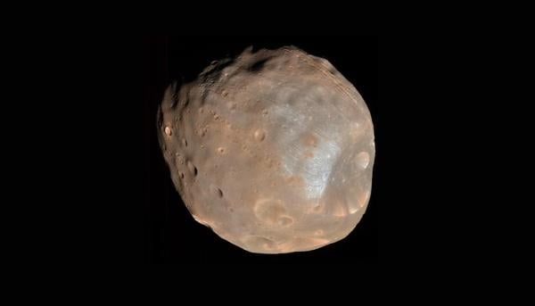 ناسا تكشف عن صورة مذهلة لقمر المريخ "بطاطس الفضاء"