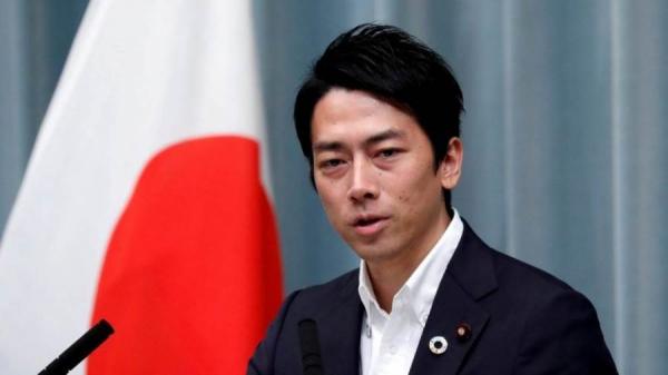وزير ياباني يحصل على "إجازة أبوة" لرعاية طفله‎
