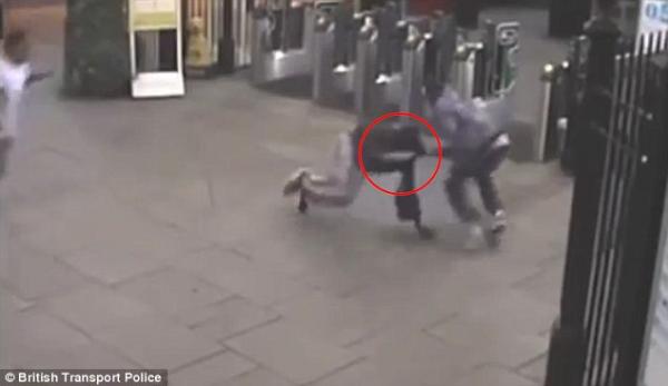 بالفيديو.. رجل يهاجم آخرين بسكين في محطة قطارات