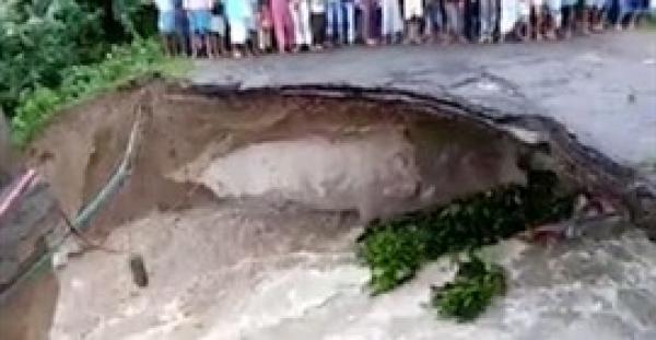 بالفيديو..لحظة غرق أم وابنتها بعد انهيار جسر