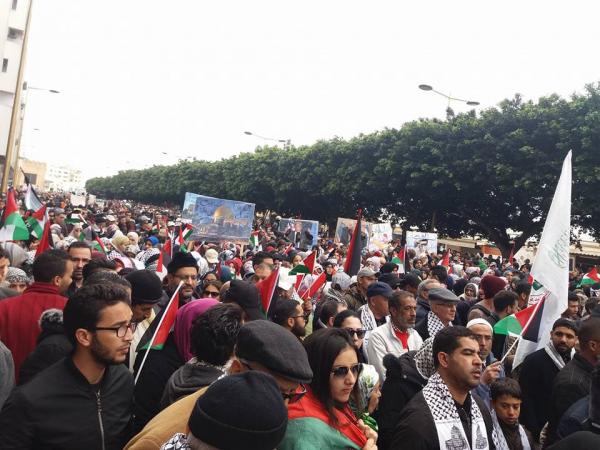 بالصور: المغاربة يلعنون ترامب في مسيرة الرباط الحاشدة