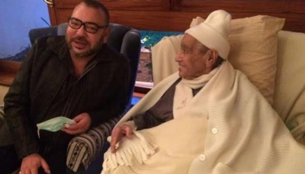 الملك يزور الزعيم الاستقلالي امحمد بوستة بالمستشفى العسكري بالرباط