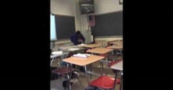بالفيديو.. طالب يشتبك مع معلمه ويسقطه أرضًا بالفصل