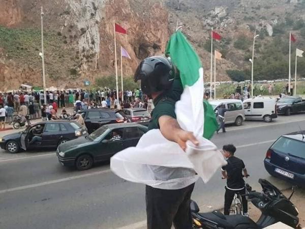 فرحة مغربية جزائرية عارمة على الحدود بعد تأهل الخضر للدور قبل النهائي في الكان (صور+فيديو)
