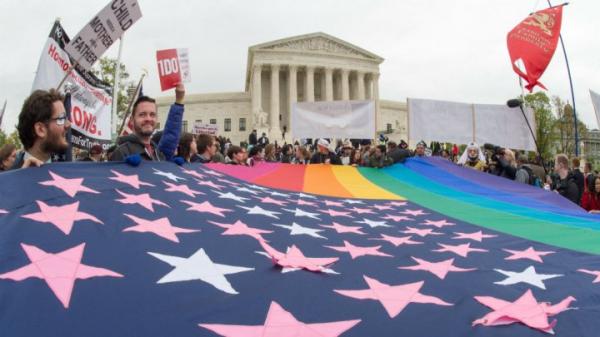موظفة تتحدى المحكمة العليا وترفض إصدار تراخيص زواج للمثليين