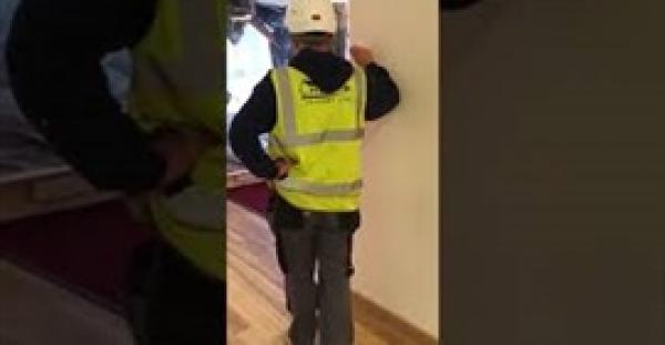 عامل بناء يدمر بهو فندق بحفار بعد تأخر راتبه (فيديو)