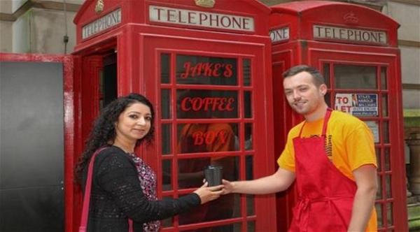 بريطاني يفتتح أصغر مقهى في كشك هاتف