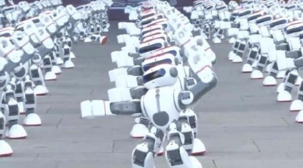 بالفيديو: ألف روبوت تحقق رقماً قياسياً برقصة جماعية
