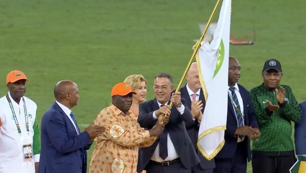 رئيس الجامعة "فوزي لقجع" يتسلم علم كأس إفريقيا 2025(فيديو)