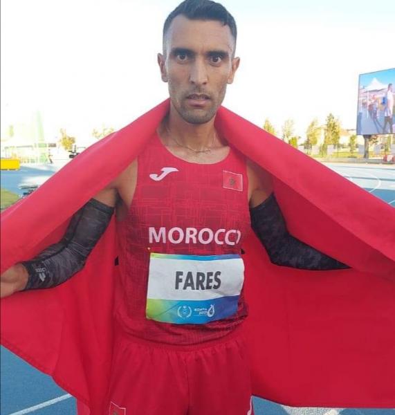 العداء محمد فارس يهدي المغرب الميدالية الأولى