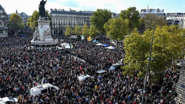 رغم كورونا .. حشود في شوارع فرنسا تكريما للمدرس الذي قتل بقطع الرأس (فيديو)