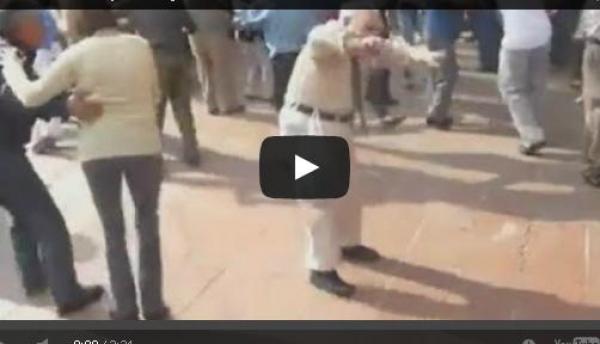 بالفيديو: عجوز يرمي عكازاته ويبدأ فجأة بالرقص