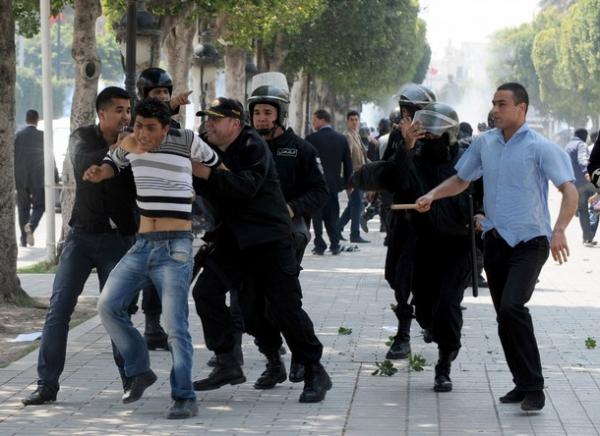 تونس تعلن حظرا للتجوال في العاصمة أثناء الليل..مع تصاعد الإحتجاجات و أعمال النهب