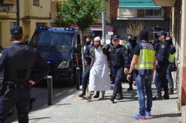 الأمن الإسباني يوقع صيدا "داعشيا" ثمينا به 8 مغاربة