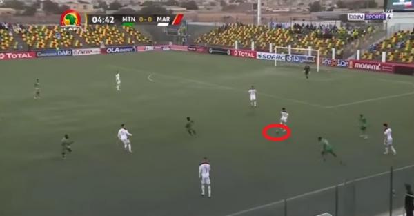 لون الكرة الغامق يجعل مشاهدة مباراة الفريق الوطني ونظيره الموريتاني شبه مستحيلة