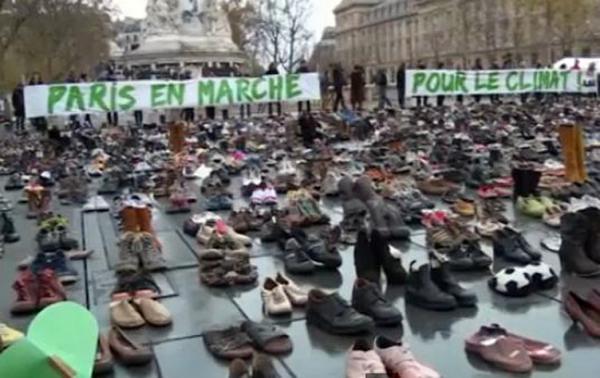 بالفيديو آلاف الأحذية تتظاهر في باريس احتجاجا على التغيرات المناخية