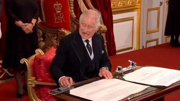 ملك بريطانيا الجديد ينفجر غضبا بسبب قلم حبر (فيديو)