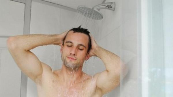 الاستحمام اليومي يؤذي بشرتك وشعرك