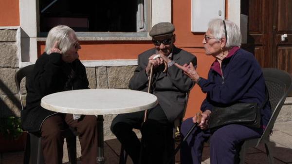 قرية ايطالية يتجاوز أعمار سكانها 100سنة ، فما هو السبب ؟(فيديو)