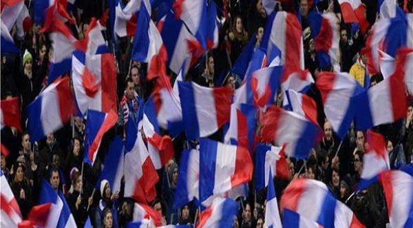 فرنسا: ارتفاع قياسي للطلب على الأعلام الوطنية بعد الهجمات الإرهابية