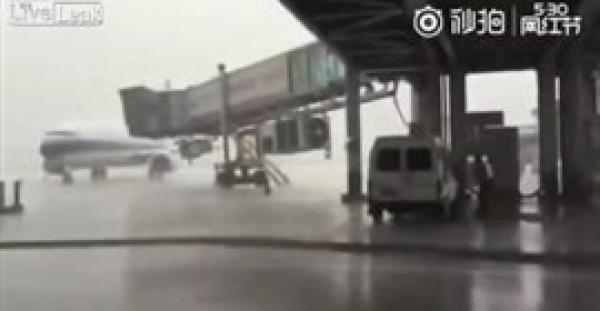 بالفيديو.. لحظة ضرب صاعقة برق لطائرة صينية واحتراقها