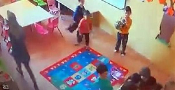 بالفيديو.. معلمة تركية تأمر الأطفال بتلقين زميلهم «علقة ساخنة»