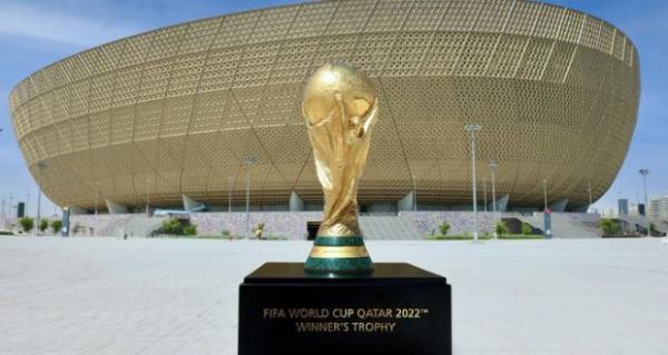 قطر تضبط 144 كأسا مقلدة لجائزة كأس العالم في كرة القدم (صورة)