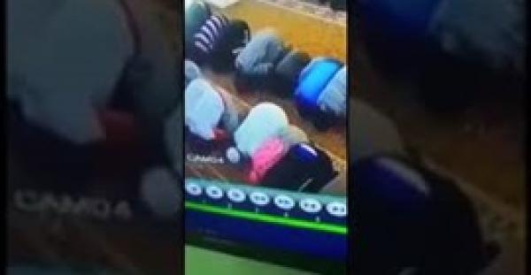 لحظة وفاة مسن أثناء الصلاة بالمسجد (فيديو)