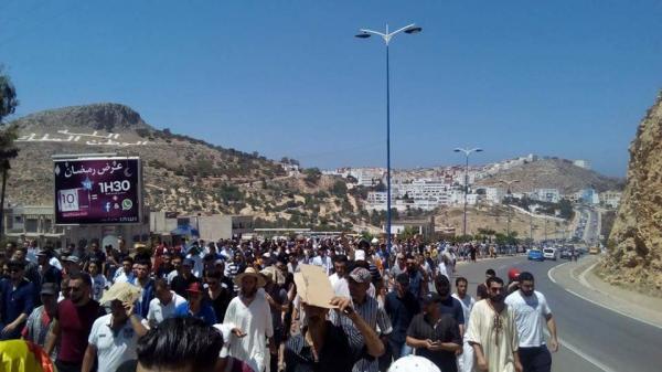 بالصور : رغم الحرارة المفرطة و بعد المسافة .. آلاف المواطنين بالحسيمة يشيعون جنازة والد " المرتضى إعمراشا "