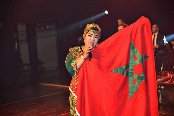 بالصور : الفنانة الأمازيغية " تاشنويت " تظهر بـ " لوك " شبابي جديد على شاكلة مغنيي " الراب "