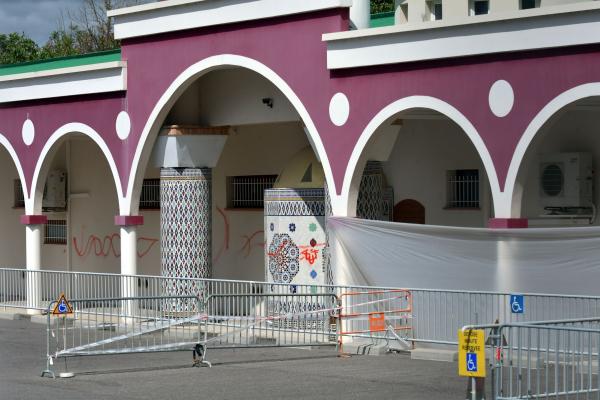 المجلس الفرنسي للديانة الإسلامية "يدين بشدة" الرسوم الجنسية والكتابات العنصرية على جدران مسجد "أجين"