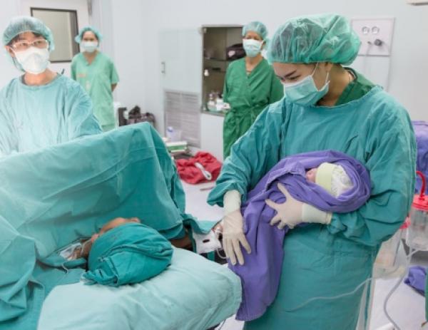 الحرب بدأت...أطباء القطاع الخاص يرفضون اتهامات "كنوبس" في قضية الولادات القيسرية ويحذرون من العبث بأرواح الأمهات والأطفال