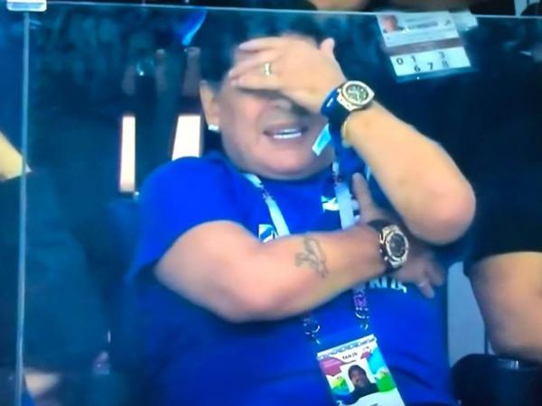مشهد مؤثر بعد الهزيمة المذلة للأرجنتين.. مارادونا يبكي (فيديو)