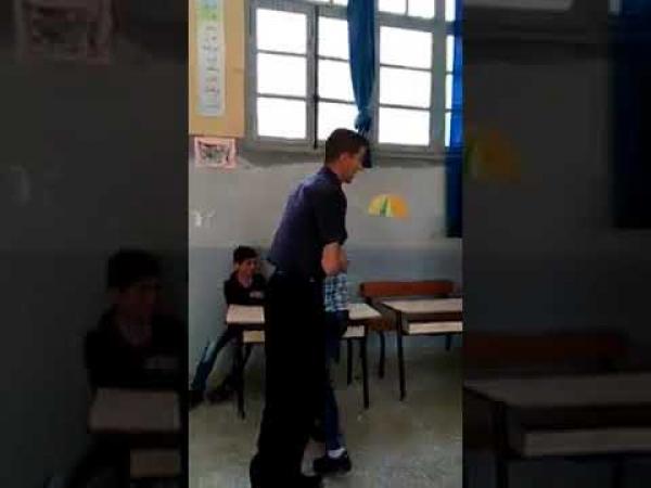 بالفيديو: وداع مؤثر بين تلاميذ ومعلمهم قبل وفاته بمرض السرطان
