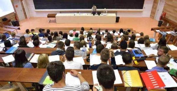 المغاربة يتصدرون عدد الطلبة الاجانب بفرنسا سنة 2017