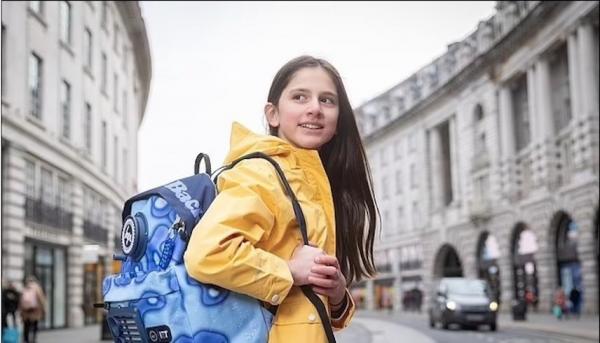 تلميذة بريطانية صغيرة تبتكر حقيبة ظهر يمكنها تنقية تلوث الهواء