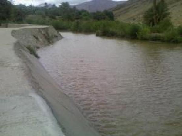 ارتفاع منسوب مياه واد صياد يتسبب في قطع الطريق الوطنية رقم 12 بين كلميم وأسا