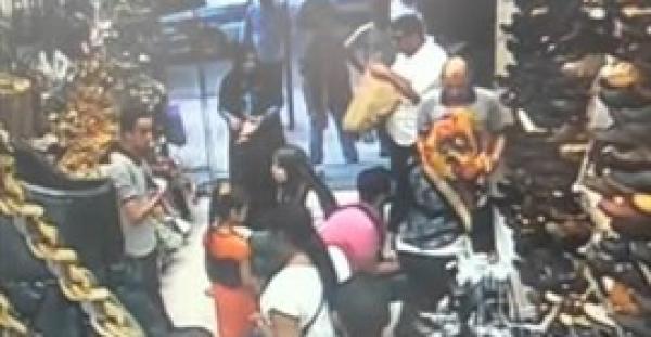 بالفيديو.. امرأة تستخدم طفلة في السرقة وسط القاهرة