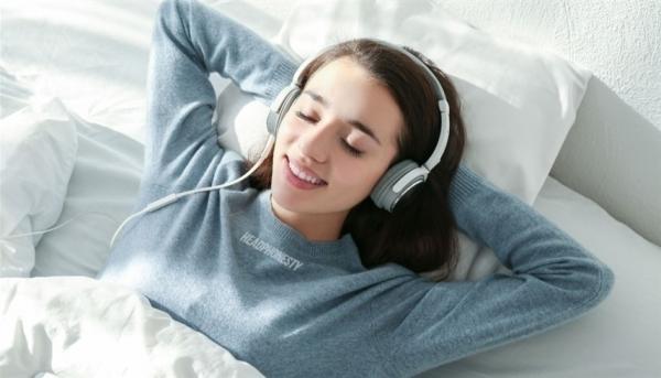 النوم مع تشغيل سماعات الأذن .. ما هي أخطاره؟