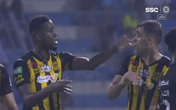 حمد الله يسجل ويشتبك مع زميله في مباراة فريقه بالدوري السعودي(فيديو)
