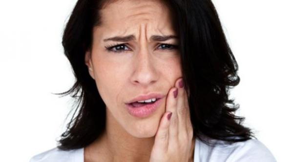 مشكلات الأسنان قد تؤدي إلى آلام الرقبة والركبة