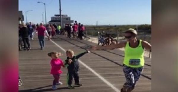 بالفيديو.. رد فعل طفلين شاهدا أمهما في مسابقة ركض