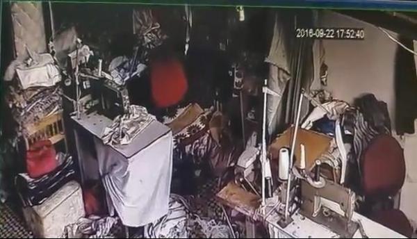بالفيديو .. كاميرا مراقبة توثق سرقة هاتف نقال من داخل محل للخياطة من طرف متسول