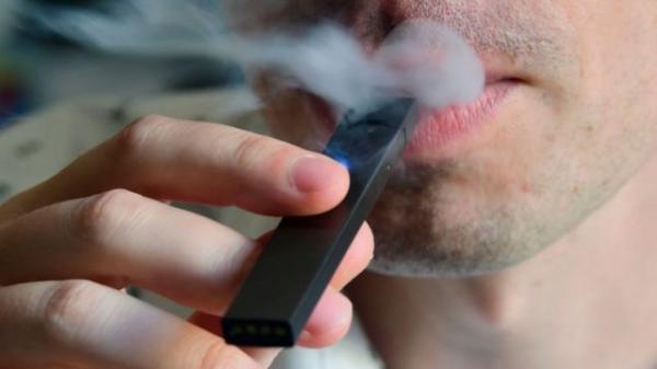 خطير... انتشار ظاهرة تدخين السيجارة الالكترونية بين صفوف المراهقين المتمدرسين