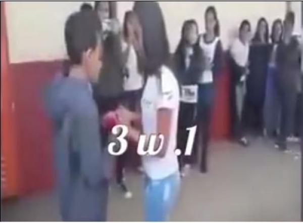 بالفيديو.. طالب يتقدم لخطبة زميلته داخل فناء المدرسة.. وهذا ما فعله المدير!