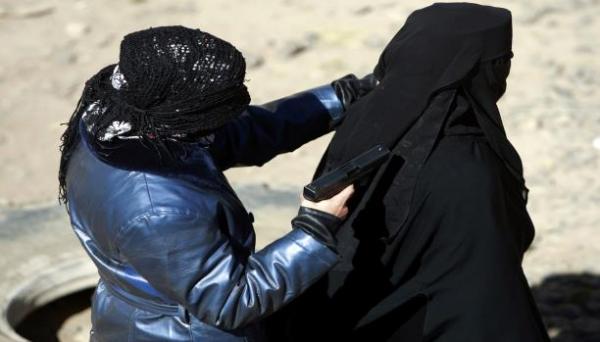 داعش يبتكر طريقة غريبة لمعاقبة النساء في سوريا !